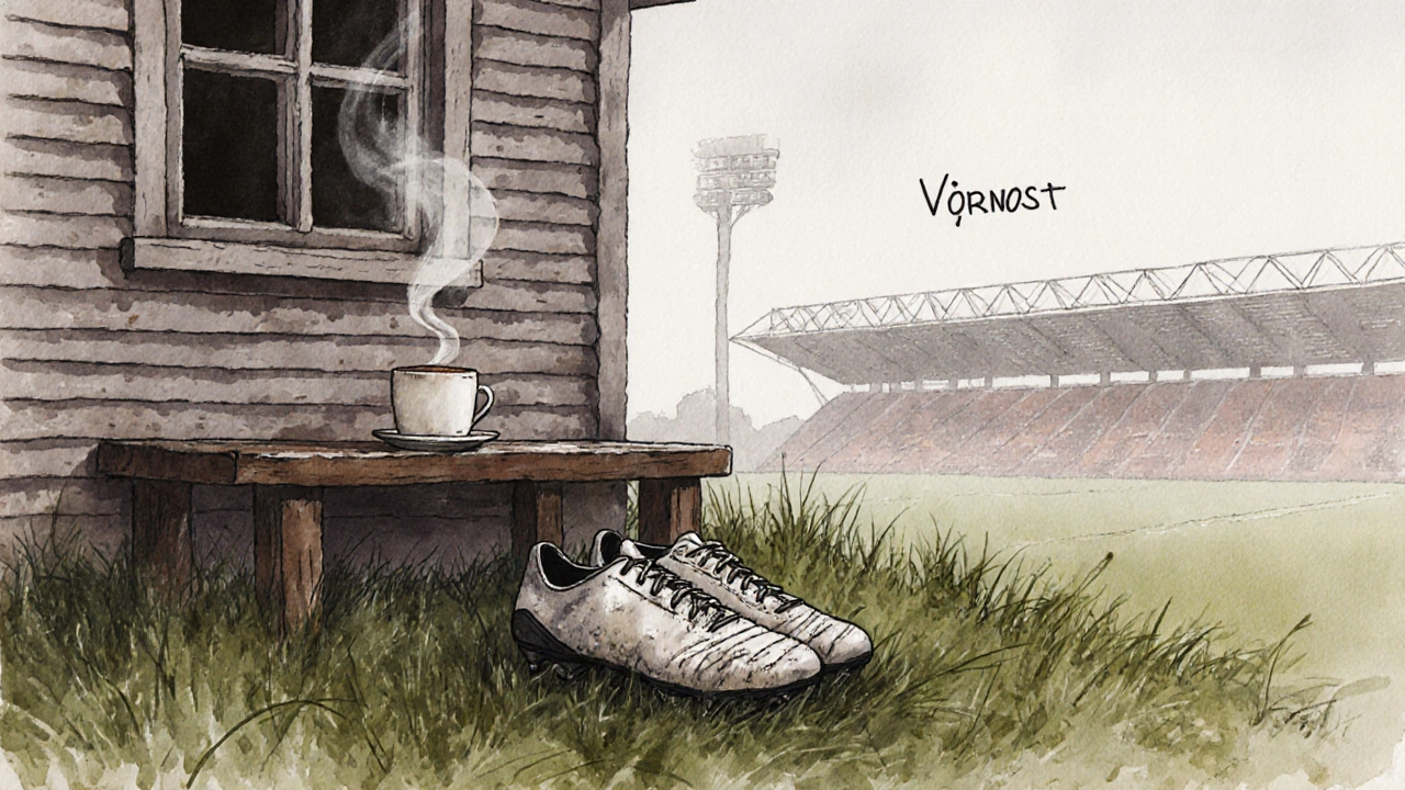 Staré fotbalové boty a káva na lavičce před domem, v pozadí mlhavý stadion.