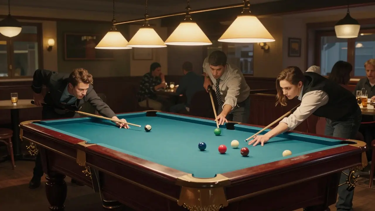 8-stopový kulečník v české kavárně s osvětlením a hráči během hry.