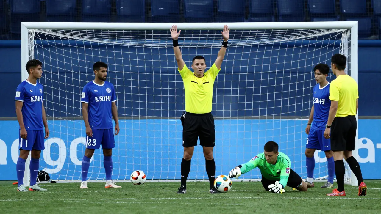 Míč v sítě, ale rozhodčí signalizuje neplatný gól při nepřímém kopu, brankář ukazuje na místo kopu.