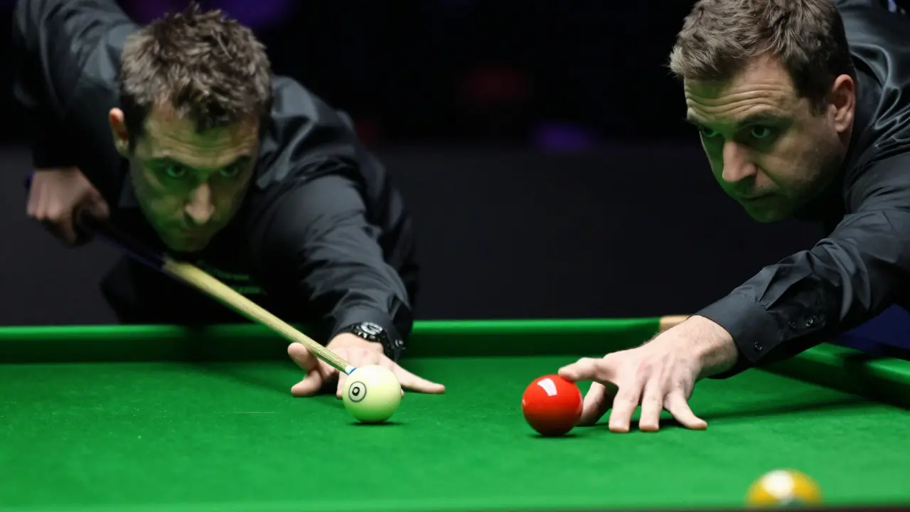 Umělecký obraz znázornující kontrast mezi agresivním a defenzivním stylem hry ve snookeru.