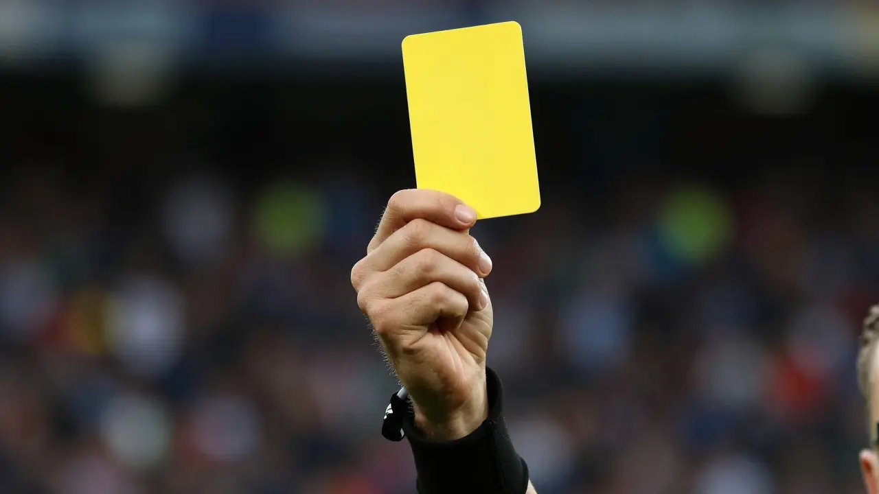 Jaké karty jsou ve fotbale? Bílá, žlutá a červená - kompletní průvodce