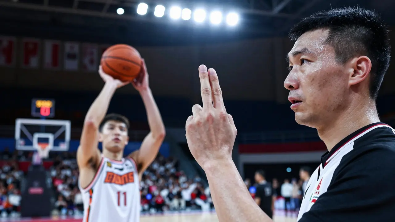 Basketbalista připravuje trestný hod pod dohledem rozhodčího