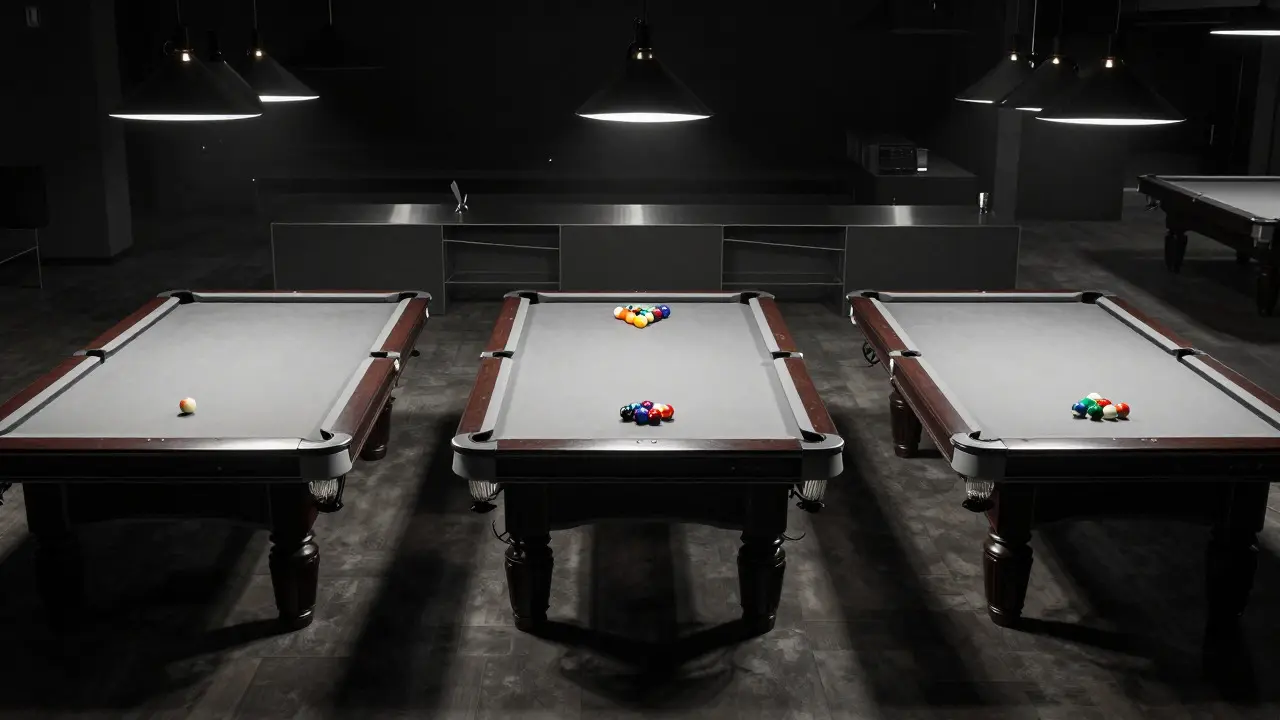 Moderní bilardovna s stolem na carambol, pool a snooker