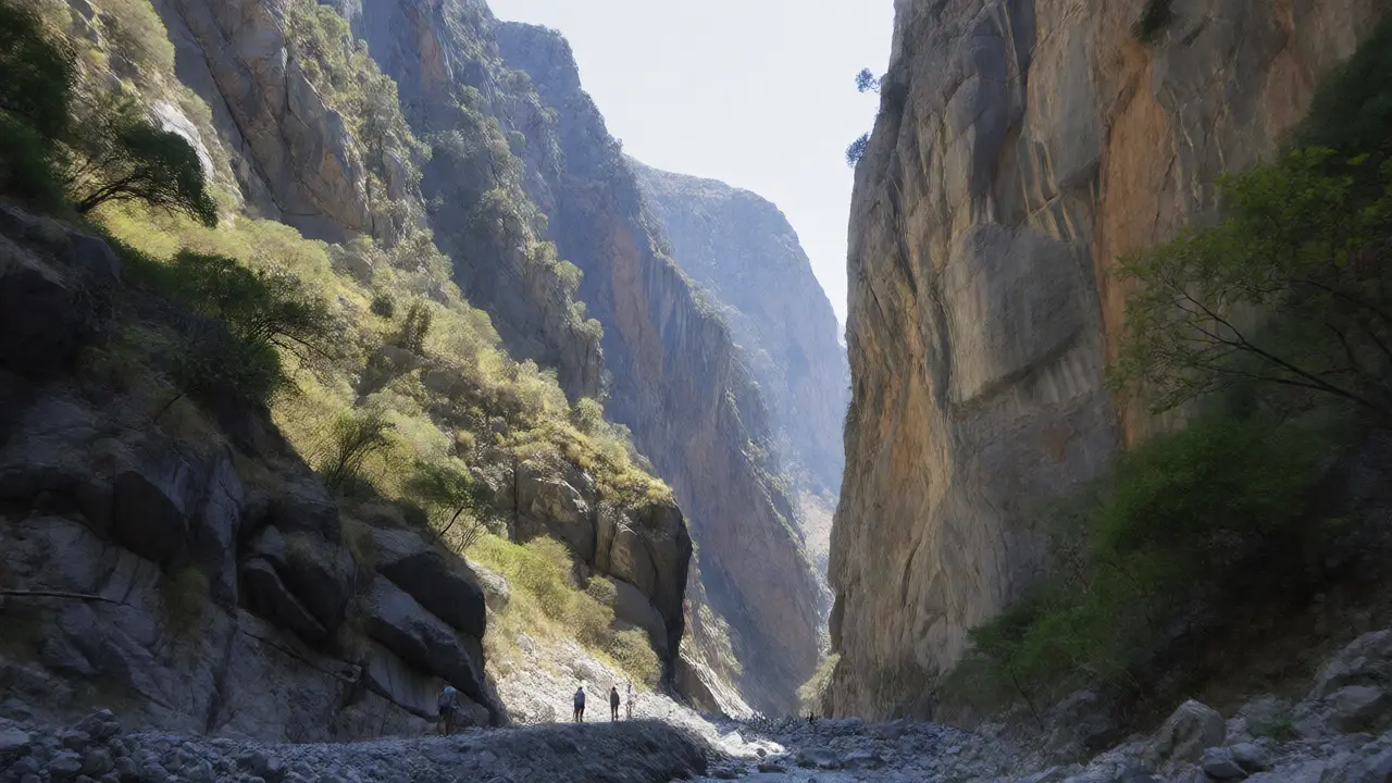 Strmá soutěska Samaria na Krétě s turisty kráčejícími po stezce mezi vysokými útesy.